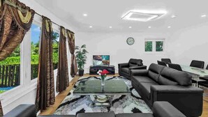 Unclassified image, 4 of 13, button - Tranquil 3-bedroom bungalow with AC in vibrant Toronto (Toronto)
