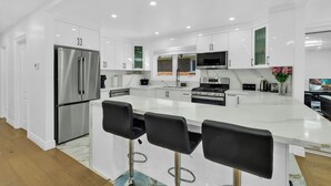 Unclassified image, 5 of 13, button - Tranquil 3-bedroom bungalow with AC in vibrant Toronto (Toronto)