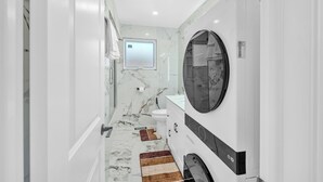 Unclassified image, 3 of 13, button - Tranquil 3-bedroom bungalow with AC in vibrant Toronto (Toronto)