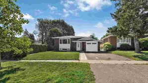Exterior - Tranquil 3-bedroom bungalow with AC in vibrant Toronto (Toronto)