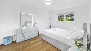 Unclassified image, 2 of 13, button - Tranquil 3-bedroom bungalow with AC in vibrant Toronto (Toronto)