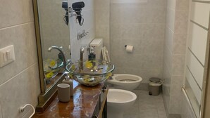 Ducha, secador de pelo, toallas, jabón