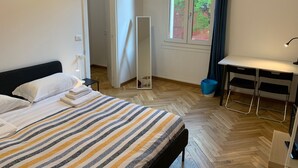 Escritorio, cortinas blackout y tabla de planchar con plancha 