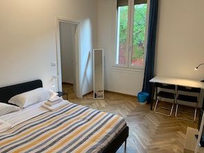 Comfort dubbelrum - 1 kingsize-säng - icke-rökare - utsikt mot staden
