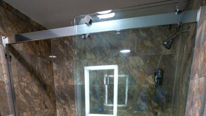 Bathroom - City Line Hotel (Philadelphia)