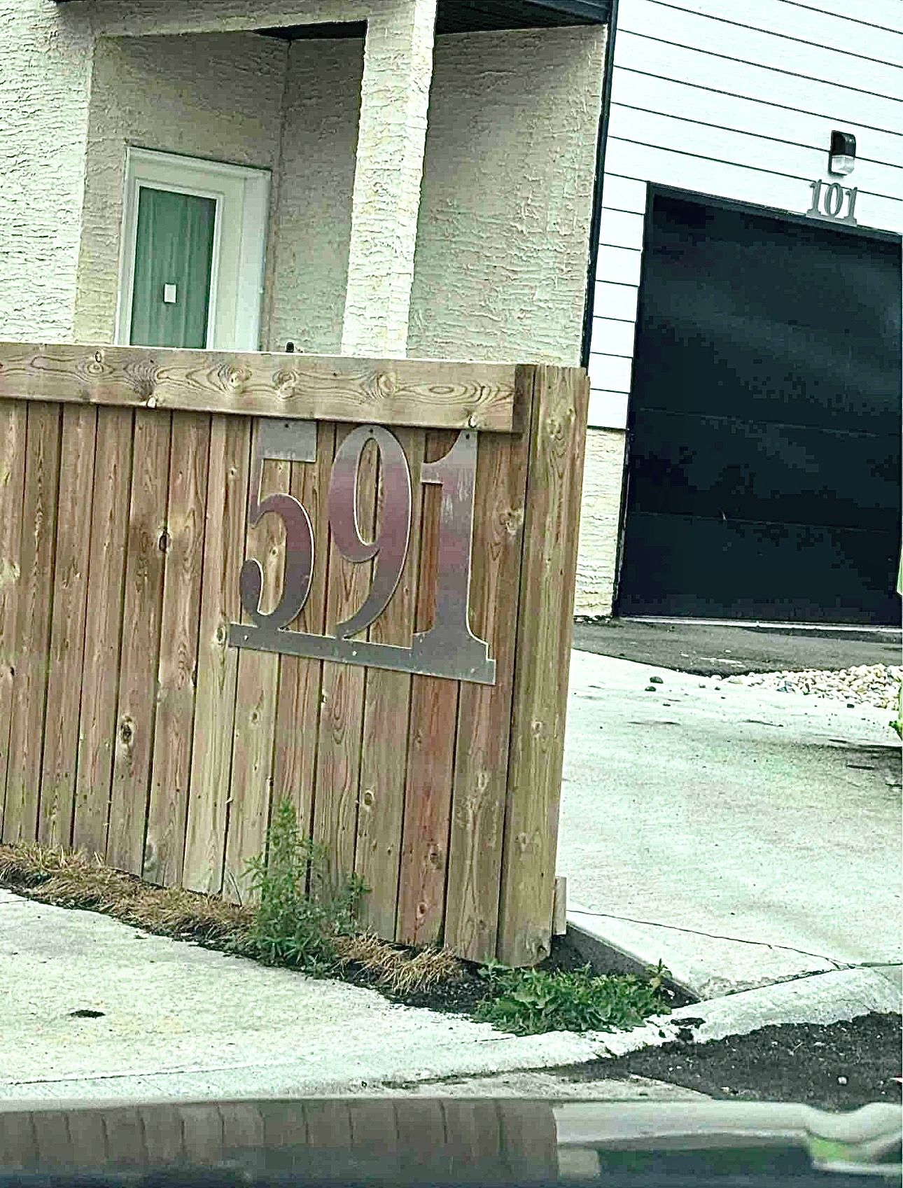 Une boîte aux lettres en bois portant le numéro 591.