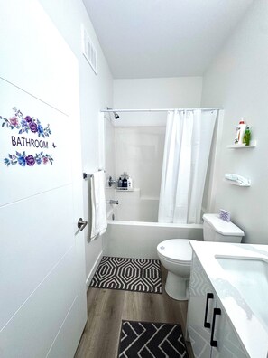 A bathroom with a shower, toilet, and sink. - Cozy Central Winnipeg Main Floor Suite – Private & Quiet (Winnipeg)