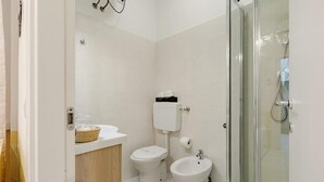 تجهيزات دش، مجففات شعر، مراحيض شطف، مناشف