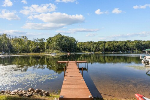 Lake Front! Private Dock! Water toys!
