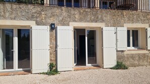 A building with multiple doorways leading to rooms, a textured wall, and a gravel ground. - Stunning view of the Toulon harbor. Sleeps 5. (La Valette-du-Var)
