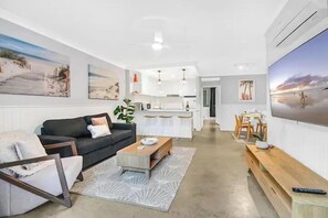 Living area - Copacabana Holiday Units (Gold Coast)
