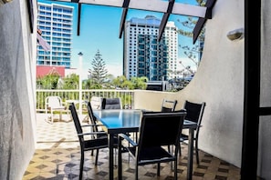 Outdoor dining - Copacabana Holiday Units (Gold Coast)