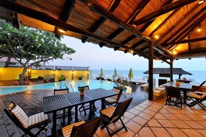 Outdoor dining - Supatra Hua Hin Resort (Hua Hin)