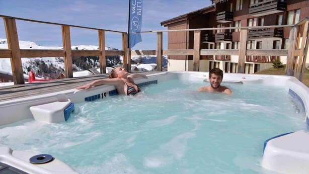 Outdoor spa tub - Hotel Vacances Bleues Belle Plagne (La Plagne-Tarentaise)