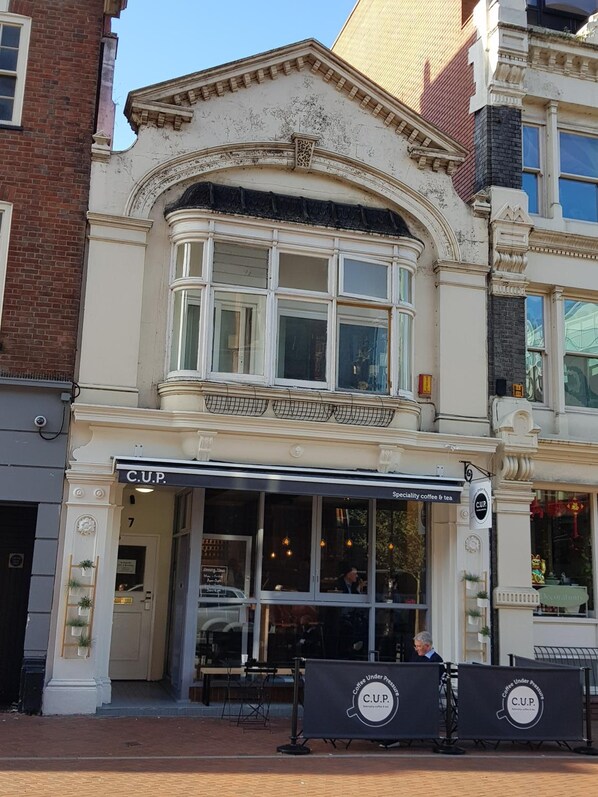 Unclassified image, 1 of 19, button - La Baguette (Reading)