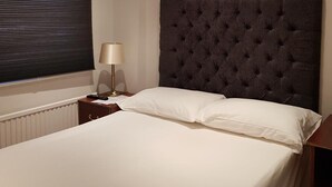 Room - La Baguette (Reading)