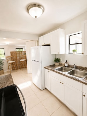 Private kitchen - Cozy 1-bedroom bungalow in gorgeous Key Largo with AC (Key Largo)