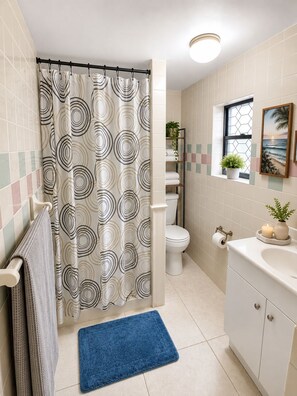 Bathroom - Cozy 1-bedroom bungalow in gorgeous Key Largo with AC (Key Largo)