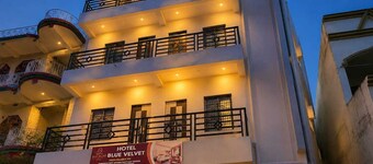 Deluxe Hotel Blue Velvet