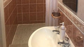 Bathroom - Bridgeside Guest House B and B (Looe)