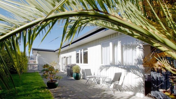 Outdoor dining - Farrys Motel (Dunedin)