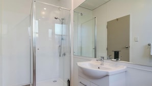 Bathroom - Farrys Motel (Dunedin)