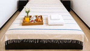 Tabla de planchar con plancha, wifi gratis y ropa de cama 