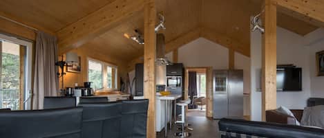 Un interior moderno con cocina, comedor y zona de estar.