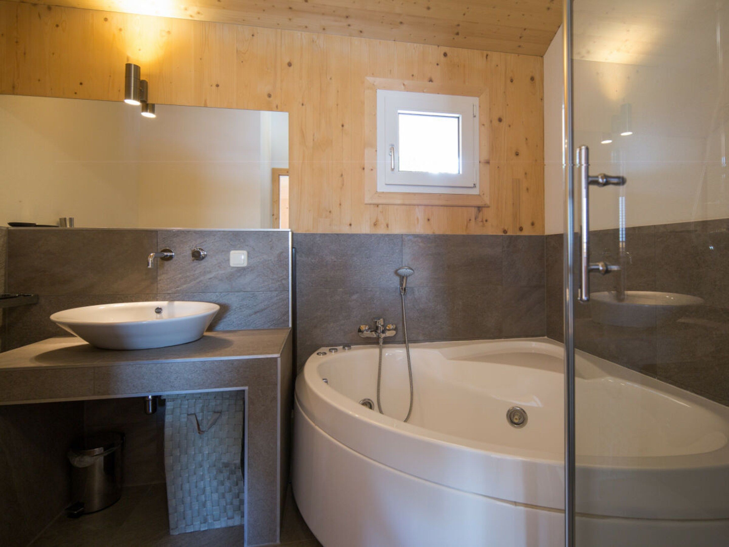 Une salle de bain moderne avec une baignoire sur pieds, un lavabo et une douche.