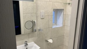 Bathroom - Glenroy Hotel (Blackpool)