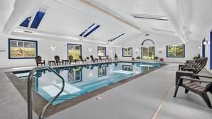 Une grande piscine intérieure offrant une vue dégagée sur le ciel grâce à une partie du plafond qui est transparente.