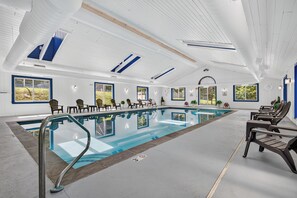 Una amplia piscina interior con vista despejada al cielo a través del techo.