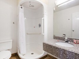 Un baño con ducha, inodoro y lavamanos.