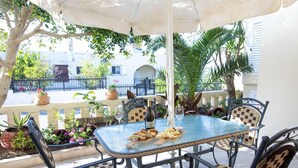 Outdoor dining - Kastro Hotel (Mylopotamos)