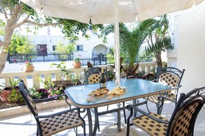 Outdoor dining - Kastro Hotel (Mylopotamos)