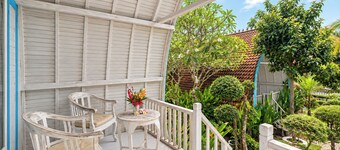 Belvilla Bakung 舒適小屋度假村