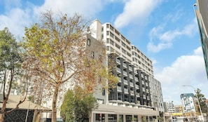 A multi-story building with balconies, a flat facade, and a clear sky. - KozyGuru | Fairfield | Stylish Stay Near Station (Fairfield)