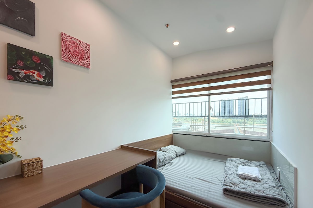 ห้องดีลักซ์สวีท, ระเบียง, วิวแม่น้ำ | พื้นที่ทำงานแบบใช้แล็ปท็อป, Wi-Fi ฟรี, ผ้าปูที่นอน