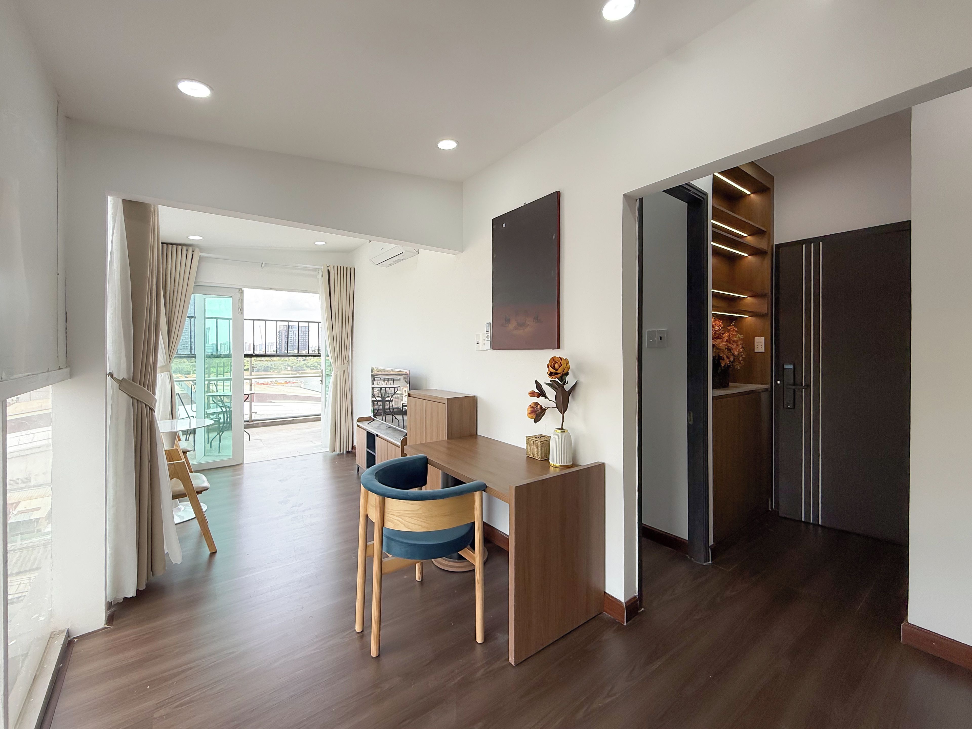 Un intérieur moderne comprenant un coin repas, un bureau et une armoire.