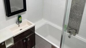 Bathroom - South East London 4-bed House, Sleeps 8 Near Tube (London)