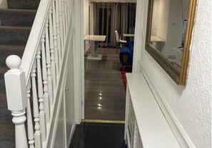 Eine Treppe führt zu einem Raum mit Blick auf einen Essbereich.