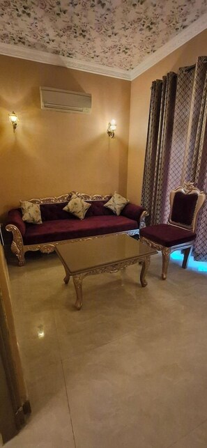 Living area - Ray Of Maya Retreat and Resorts (Agra)