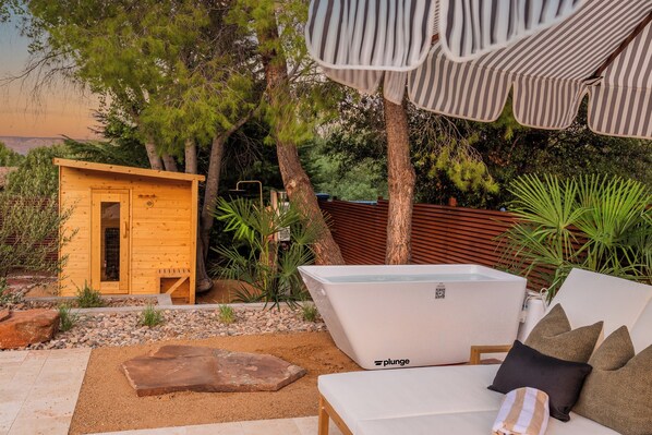 Terrace/patio - Heated Pool, Sauna, Hot Tub, Cold Plunge, Gym, Stargazing Net - Layali Wellnessl (Sedona)
