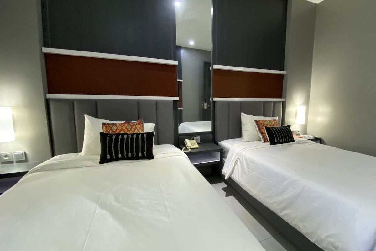 Deluxe Twin Room | Desk, bed sheets