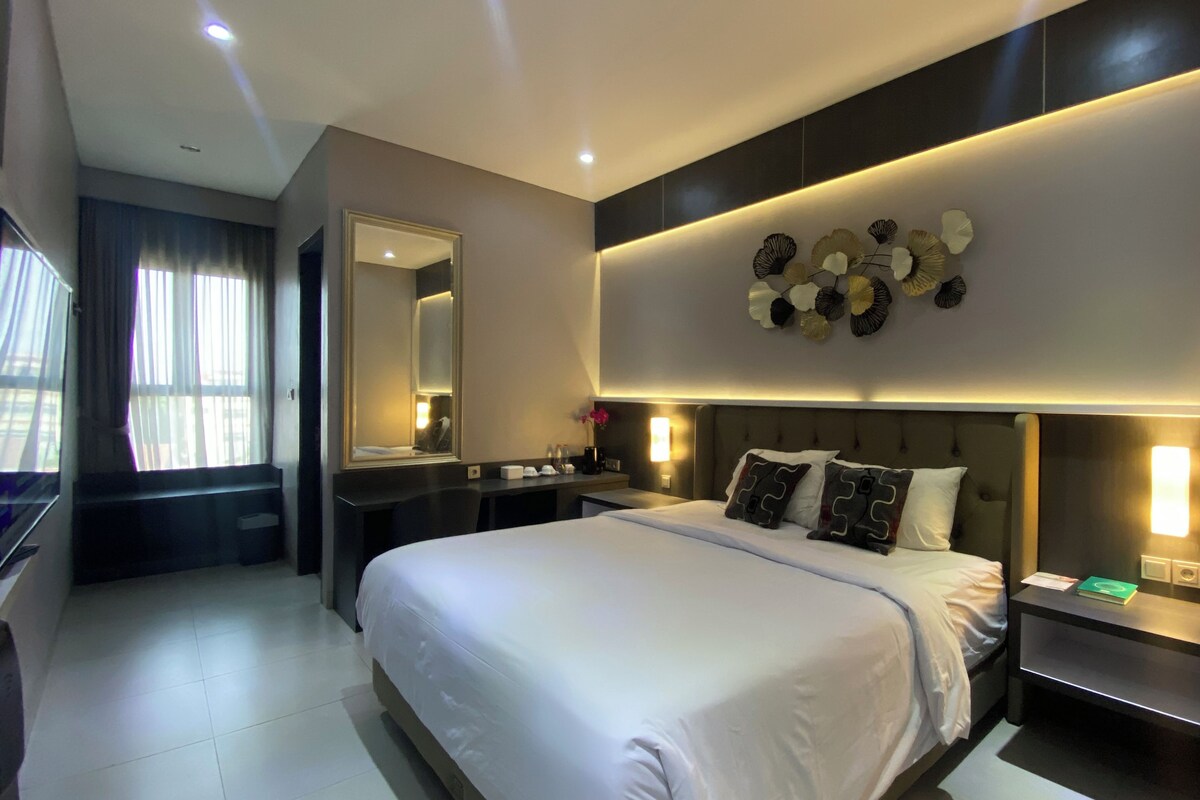Executive Double Room | Desk, bed sheets