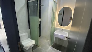 Executive Double Room | Bathroom - Collection O near RS Hermina Bekasi (Bekasi)