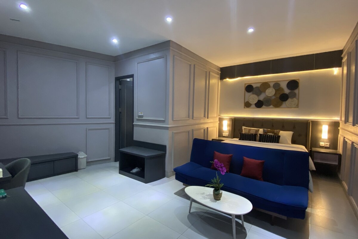 Classic Suite | Desk, bed sheets