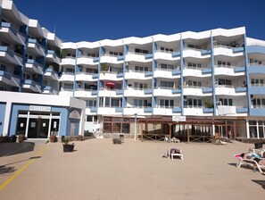 Un hotel su più piani con hall, area salotto all'aperto e balconi.