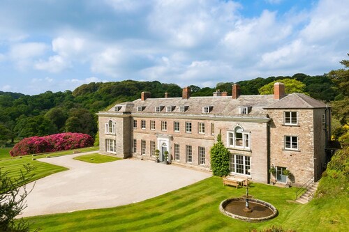 Lostwithiel Manor - Nine Bedroom Villa, Sleeps 18
