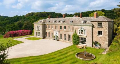 Lostwithiel Manor - Nine Bedroom Villa, Sleeps 18